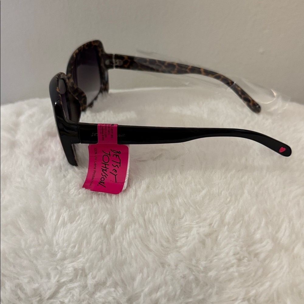 NWT Betsey Johnson square sunglasses. - Picture 3 of 4